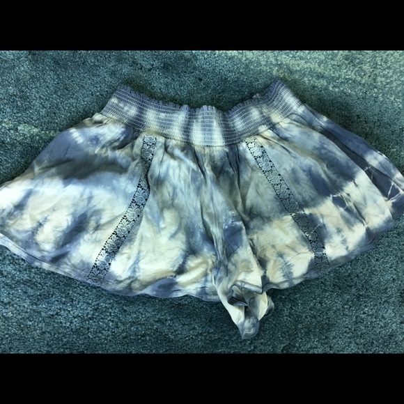 Flouncy flowy tie dye shorts - Picture 2 of 3